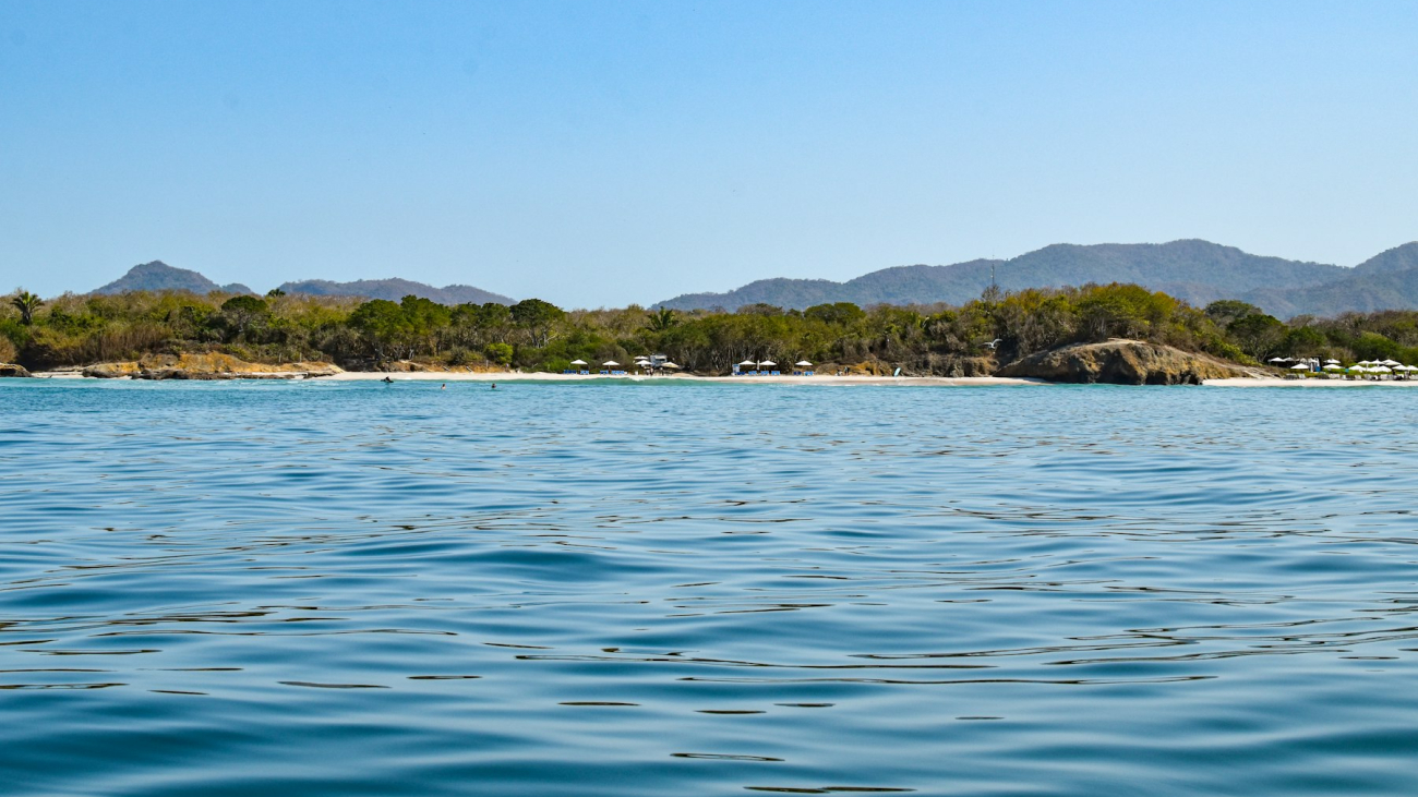 Bay with mountains in the background at San Pancho, Nayarit — Sayulita vs San Pancho