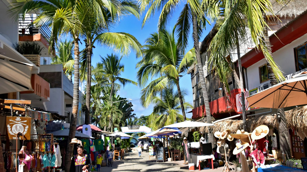 Tropical street market with palm trees and shops in Sayulita — Sayulita neighborhoods