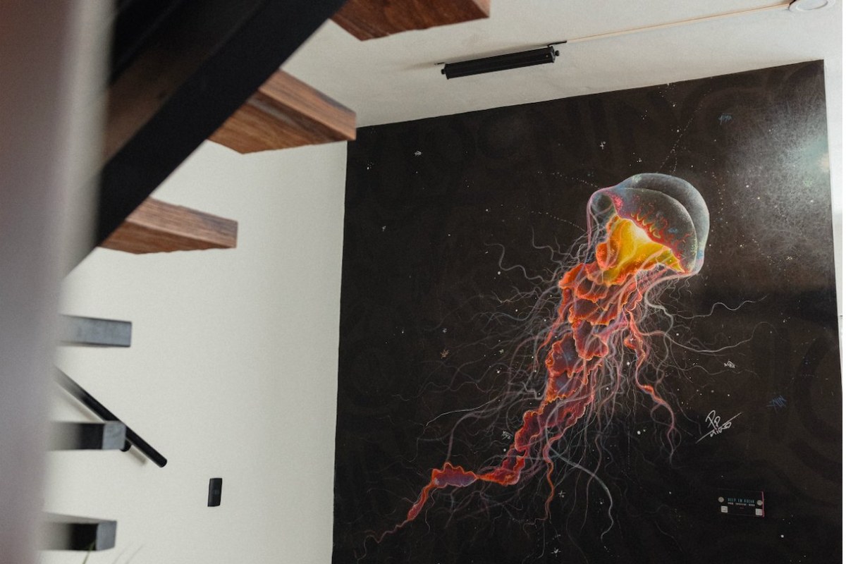 The jellyfish mural by Pepe Niño on the main-level feature wall at Villa Vargas Sayulita
